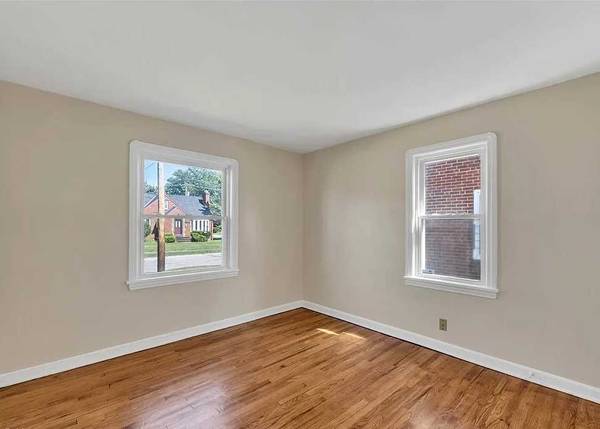 $1,050 / 3br - Beautifully renovated 3 bedroom, 1 bathroom cape cod for rent (Cleveland, OH)63907609927555123