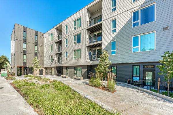 $1,269 / 1br - 530ft2 - in Portland OR, Computer Lab, 1/BD 1/BA (16503 E Burnside St, Portland, OR)63831398072705122