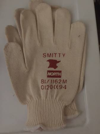 Gloves - $1 (Redlands)63470631516163124