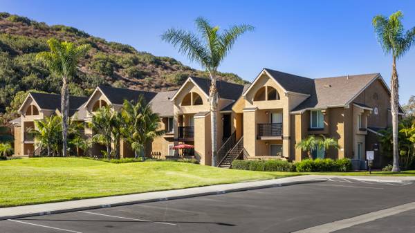 $2,230 / 1br - $1200 MOVE IN BONUS..LARGE 1 BEDROOM / 1 BATH WITH AC...CALL TO APPLY! (East Chula Vista)63657276368641120