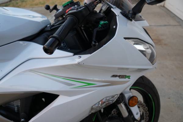 2017 Kawasaki Ninja ZX‑6R Pearl Blizzard White – 4,800 miles