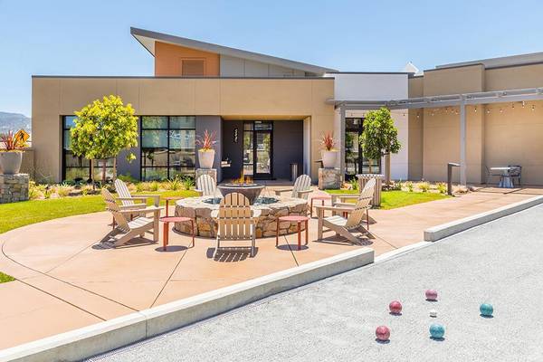 $3,020 / 2br - 1031ft2 - Co-working lounge with separate meeting spaces (napa county)63658095995907121