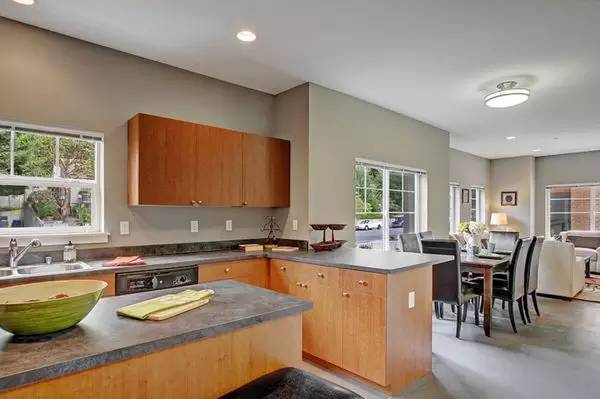 $2,700 / 2br - 974ft2 - 2 Months FREE RENT On This Spacious 2 Bed, 2 Bath home in Bellevue! (Bellevue)63688586846083120
