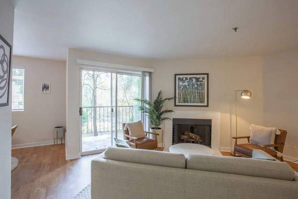$1,605 / 1br - 804ft2 - Pool, Sundeck, Kayak rentals with direct creek access (12200 SE McLoughlin Blvd, Milwaukie, OR)63820707624067121