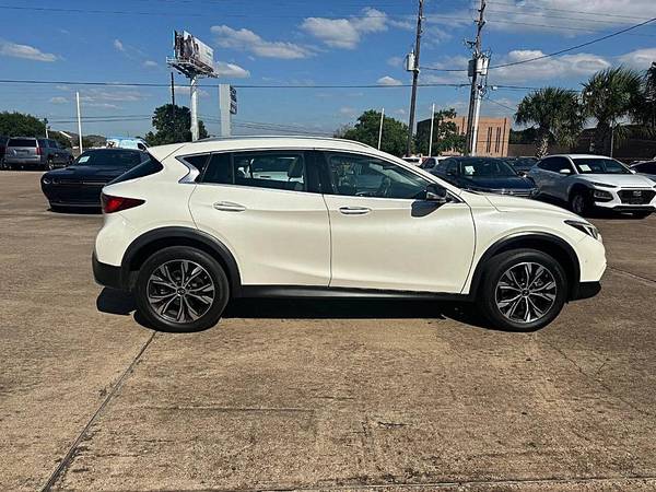 2018 Infiniti QX30 Essential AWD 4dr Crossover (midyear release) - $22,90063622447749891123