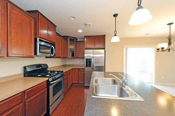 $2,500 / 3br - 1763ft2 - Ready to Move In! Corner Townhome in Wayzata school district (plymouth)63797857811969122