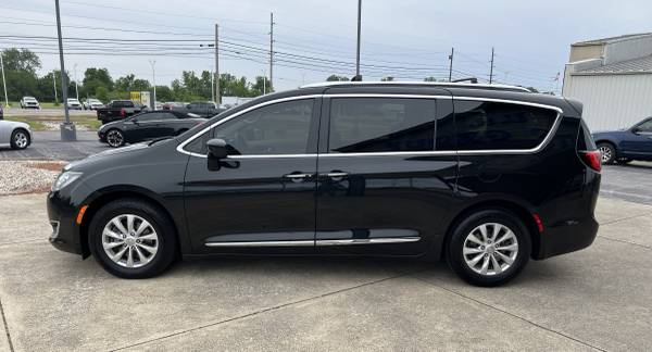2018 CHRY PACIFICA TOURING-L 1-OWNER AND PERFECT CARFAX - $17,900 (GREENFIELD)63622014298499123
