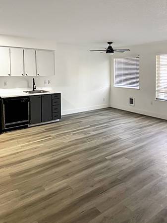 $1,325 / 1br - 680ft2 - Don't Miss This Large Beautiful Top Floor Unit with a Patio! (Gladstone)63842024425347121