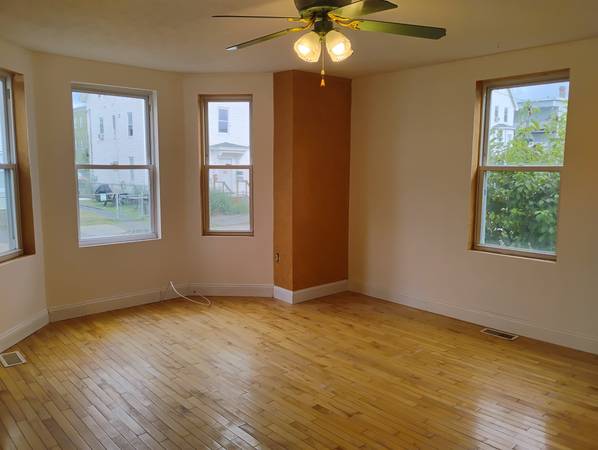 $2,600 / 3br - Apartamento de 3 dormitorios $2600 por mes más servicios (Manchester, lado oeste)63656262101635123