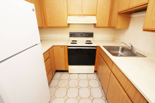 $975 / 2br - 2BR in Bellevue - CORNER OF ORCHARD & BALPH - Bright & Affordable! (Bellevue)63664561197315123