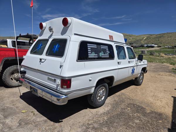 Suburbano 1978 con conversión en ambulancia - $15,000 (Kemmerer)63501832781443122