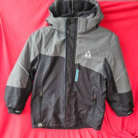 Chaqueta impermeable de invierno con capucha desmontable, talla para niños S 7/8 - $15 (Tacoma)63439433862915121