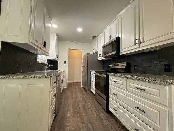 $850 / 3br - 1030ft2 - Modern Upgrades 3-Bedroom Home with Spacious Backyard (Sacramento)63790713891073121