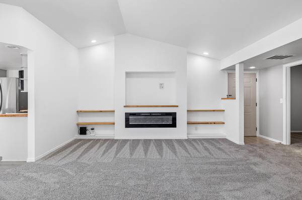 $1650.00 / 2br - 1326ft2 - Quiet 2 bedroom 2 bath fully updated condo63697282580355122