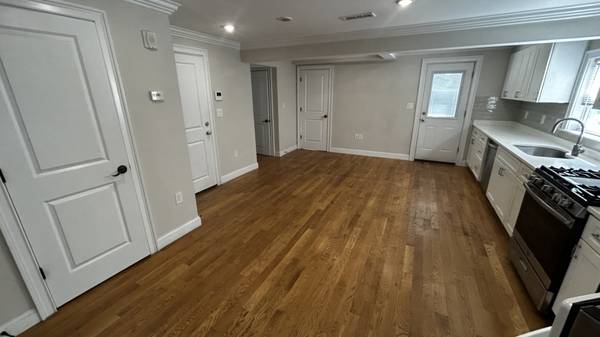 $4,590 / 3br - ** NO BROKER FEE ** 2 Month Free ** Students OK ** (Allston)63614178795265122