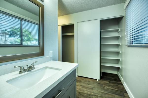 $1,525 / 2br - 800ft2 - Must-See 2 BR-Upgraded Kitchen, Fresh & Stylish (Casa Mesa II)64024999910915124