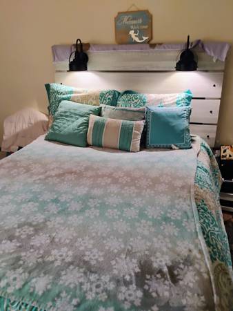 Queen bed /Mattress /wood frame/double lamp 1