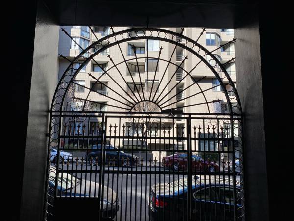 $1,855 Great sunny studio, hardwood, nice kitchen, laundry, ALL utilitie inc. (lower nob hill)63667975533441121
