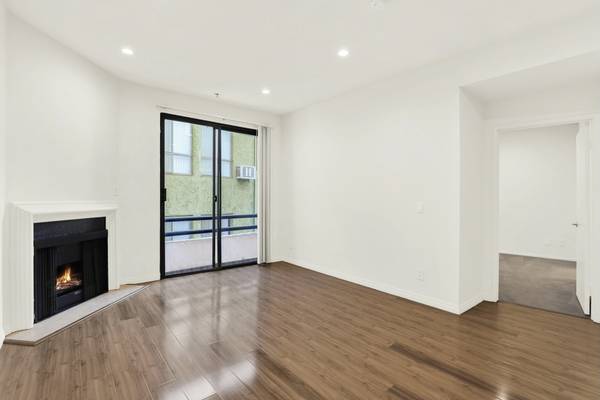 $3,875 / 2br - Westwood Top Floor 2 Bedroom 2 Bath Penthouse. Gym/Spa/Sauna Available (Westwood 90024)63857733699201121