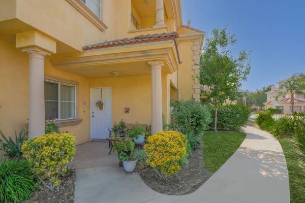 $2,499 / 2br - 1056ft2 - Hojas de Otoño y Llaves Nuevas 🍂 – Alquile su adosado hoy (17621 W. Pauline Ct., Los Ángeles, CA)63876481756675122