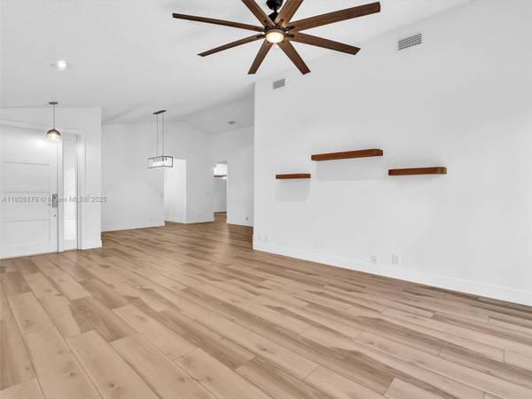 $699,900 / 3br - Lakefront 3/2 Single Family Home63825139211907123