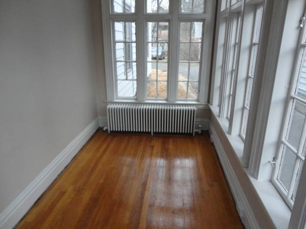 $2,350 / 3br - Hermoso, piso de madera, fp, cocina equipada, lavavajillas, baño con azulejos, estacionamiento fuera de la calle, cuarto de sol, almacenamiento, patio (West Park Ave New Haven)64010332848770122