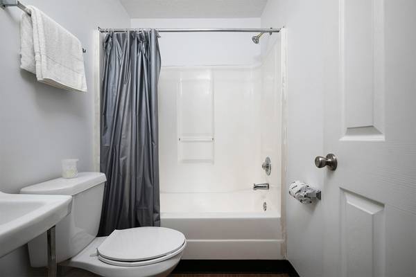 $424 Free Parking, Free Utilities, Flat Screen TVs63661598278017124
