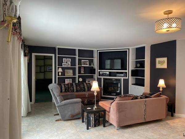 $1,287 / 1br - 1632ft2 - Spacious Colonial Home situated on dead-end street. (Plattsburgh, NY)64040362964482123