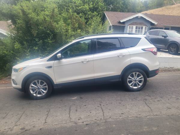 2018 FORD ESCAPE - $11,900 (Woodland Hills)63441207525251121