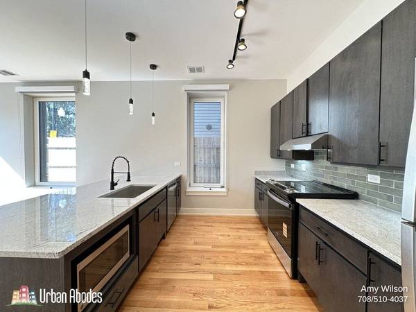 $2,495 / 2br - 1072ft2 - 1 month FREE! 2 Bedroom, 2 Bath in Pilsen, Available: 10/15/2025 (Pilsen)63918532765442121