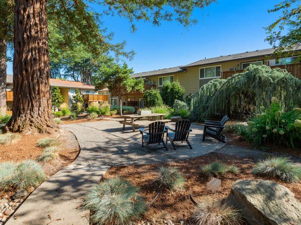 $1,575 / 2br - 1/2 MTH FREE - Upscale Suburban Living in Vose - On-site Laundry (Beaverton)63820707995521123