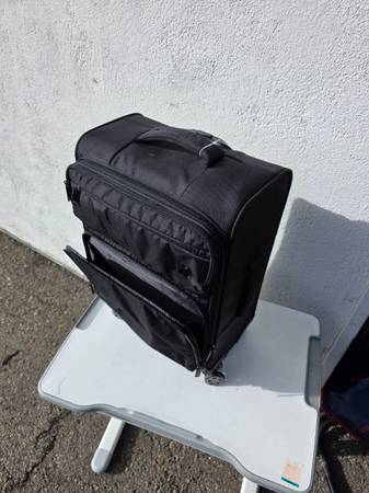 It luggages carry on bag 4 wheels spinner black lightweight excellent 1