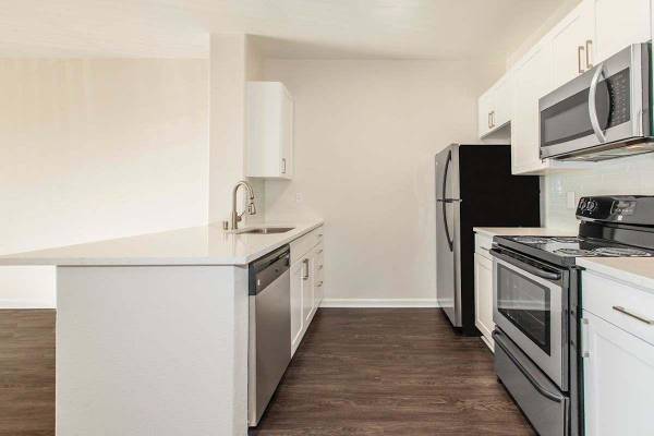 $2,535 / 1br - 748ft2 - Fully Equipped Kitchens, Fitness Center, Wood-Style Flooring (concord / pleasant hill / martinez)64030487230850120