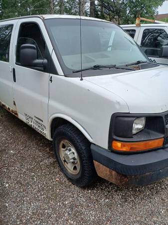 2001 Chevy Express van 1
