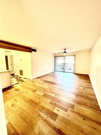 $1,660 / 2br - 1013ft2 - Chic Wood Style Flooring, Plush Carpeting, Convenient Car Wash (Scottsdale)64047709557251120