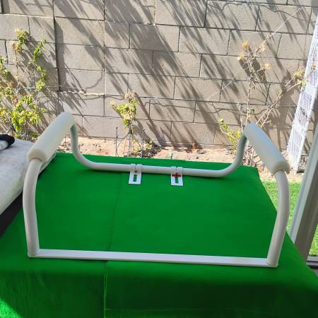 Raised arms for toilet seat 1