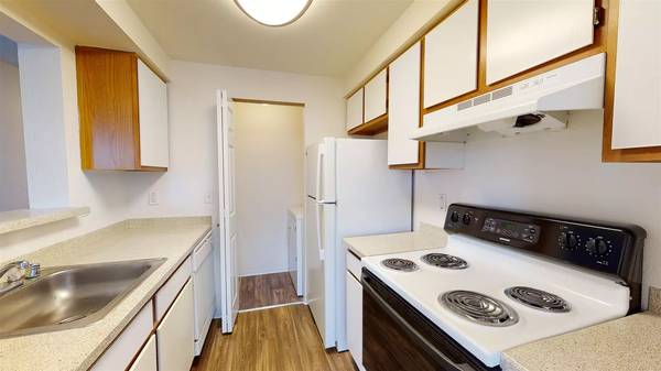 $2,070 / 2br - 970ft2 - Spacious, comfortable 970 Sq Ft 2 bed, 2 bath! Now showing! (Federal Way)63808106957187123