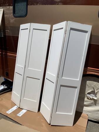 6’ x6'8"  bifold doors with hardware 1