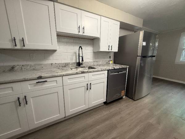 $1675.00 / 3br - 1086ft2 - 8133 Midland rd63860362797185122