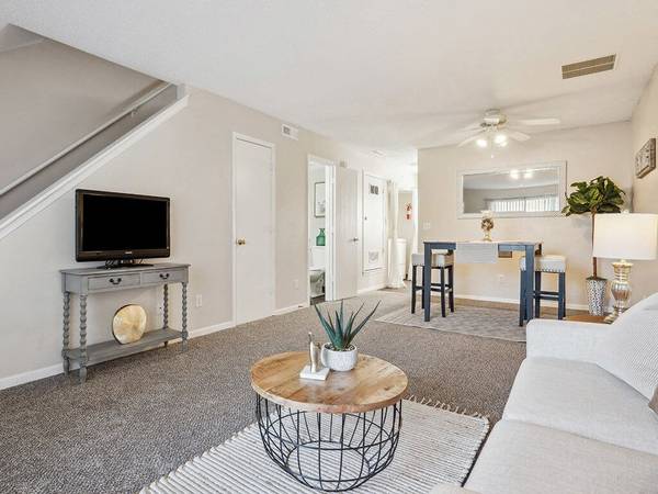 $1,405 / 2br - 960ft2 - Discounts for Collins, Hospitals & Teachers! (** $99 Deposit **)63942847879426121