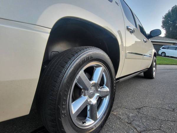 2011 Chevy Suburban 1500 LTZ - $13,500 (SFV - LA)63476707288579122