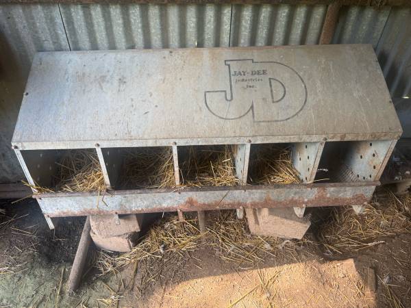 Hen nesting box. 1