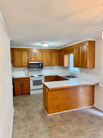 $1,200 / 3br - 1453ft2 - 3 Bedroom Townhouse in Sterling Pointe! (Winterville)63897186293122121