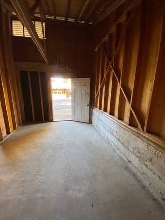 $225 / 250ft2 - large storage room, loft, loading dock, 250 sq ft (Camino)63952104921475120