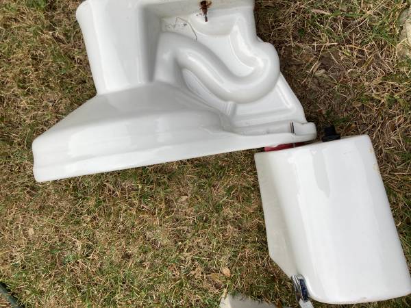 3 toilets for free 1