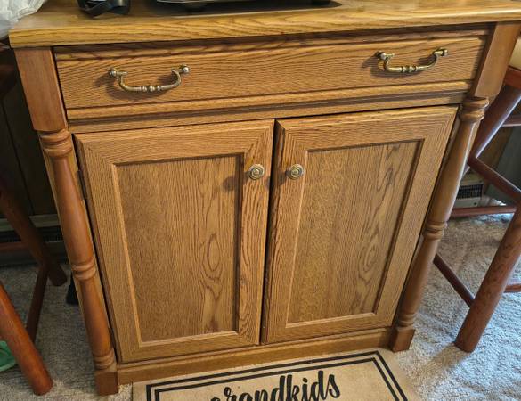 Traditional oak buffet/server cabinet 1