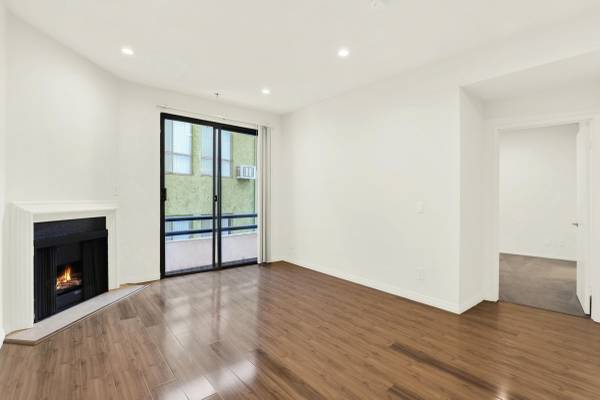 $3,875 / 2hab - Ático de 2 hab y 2 baños en Westwood con balcón privado, chimenea. Gimnasio + estacionamiento (Westwood 90024, UCLA, Brentwood, Oeste de LA, Beverly Hills)63869889487873121
