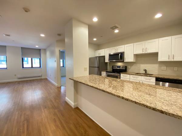 $2,250 / 2br - 781ft2 - SPECIAL!!! Luxury large 2 BD/ 2BA Apt!! Stainless Steel Appliances!! (875 Elm Street, Manchester)63931657402626124