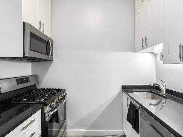 $1,800 / 1br - 485ft2 - centrally located Fenway condo64213538431873123