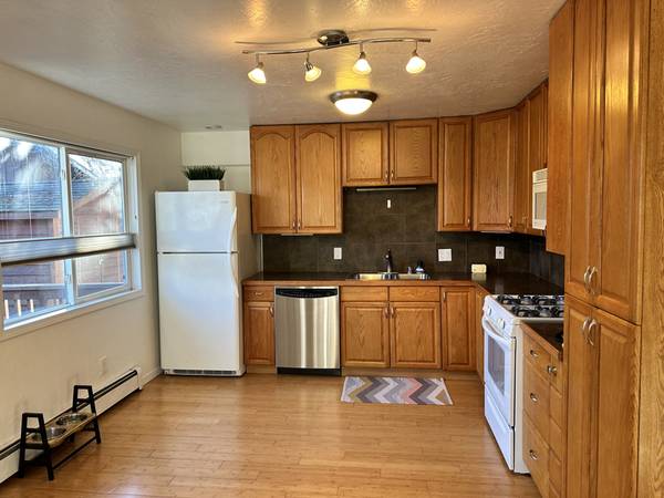 $2150.00 / 2br - 780ft2 - ¡Ubicación de alto interés! Un apartamento que parece y se siente como una vivienda unifamiliar63991795204355121